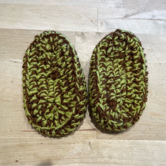 Knitted baby booties with straps and wooden buttons in green and brown - Picture 5 of 6